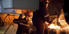 des employes travaillent a l interieur d une machine de coulee continue dans l acierie arcelormittal temirtau a temirtau 20250604125207 