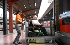 ep adif acerca estrena nuevas plataformas para facilitar el acceso al tren a viajeros en sillas de
