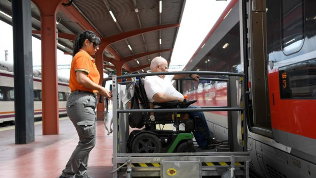 ep adif acerca estrena nuevas plataformas para facilitar el acceso al tren a viajeros en sillas de
