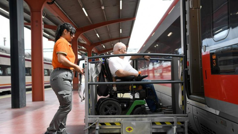ep adif acerca estrena nuevas plataformas para facilitar el acceso al tren a viajeros en sillas de