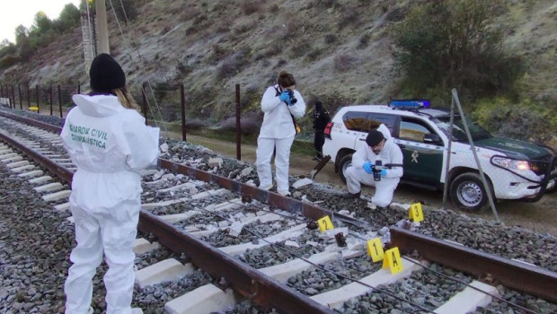 ep agentes de la guardia civil inspeccionan la via del tren donde descarrilaron dos trenes de alta