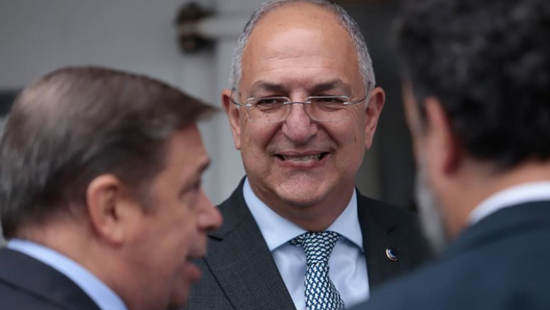 ep archivo   el comisario europeo de pesca y oceanos costas kadis durante una visita al buque