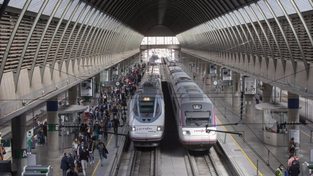 ep archivo   llegada de pasajeros en el ave procedente de madrid a la estacion de santa justa