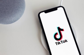 ep archivo   movil con imagen de la red social tiktok