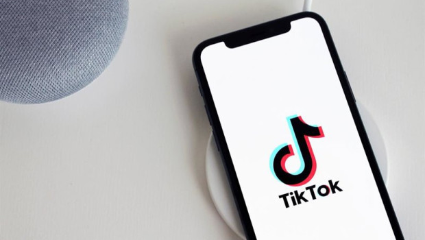 ep archivo   movil con imagen de la red social tiktok