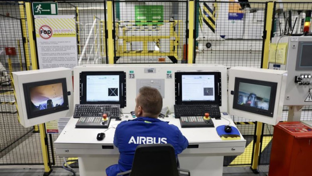 ep archivo   operarios trabajando en la nueva linea de produccion del a350 de la planta de airbus en