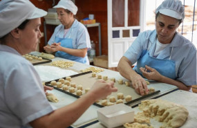 ep archivo   trabajadoras de una fabrica en sevilla andalucia