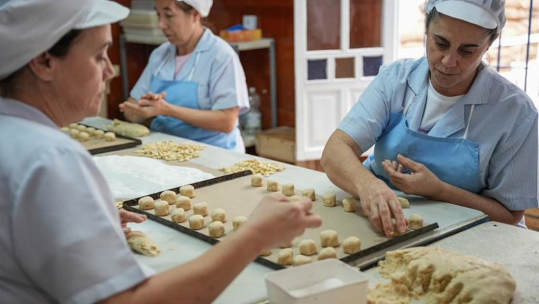 Archivo - Trabajadoras de una fábrica en Sevilla (Andalucía) | María José López - Europa Press - Archivo ep archivo trabajadoras de una fabrica en sevilla andalucia
