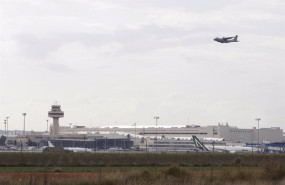 ep archivo   un avion vuela sobre el aeropuerto de palma a 8 de noviembre de 2021 en palma de