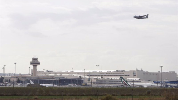 ep archivo   un avion vuela sobre el aeropuerto de palma a 8 de noviembre de 2021 en palma de