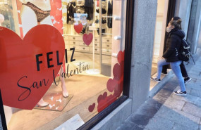 ep archivo   un escaparate decorado para el dia de san valentin