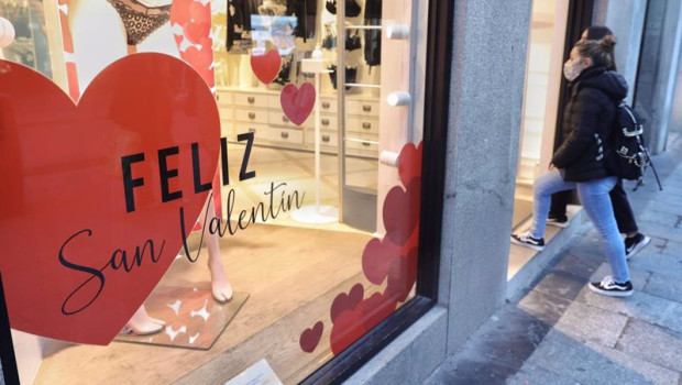 ep archivo   un escaparate decorado para el dia de san valentin