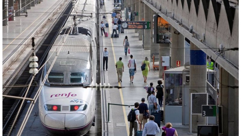 ep archivo un tren ave estacionado en santa justa ep archivo un tren ave estacionado en santa justa