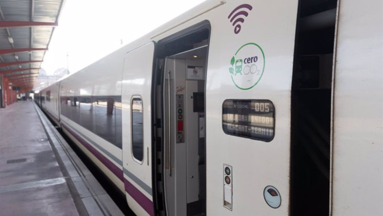 ep archivo   un tren de renfe en la estacion de chamartin clara campoamor