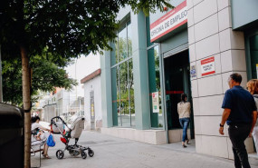 ep archivo   una mujer entrando en una oficina de empleo