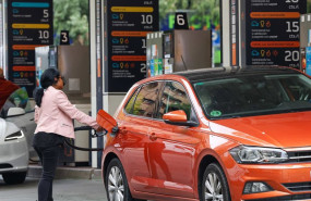 ep archivo   una mujer repostando en una gasolinera