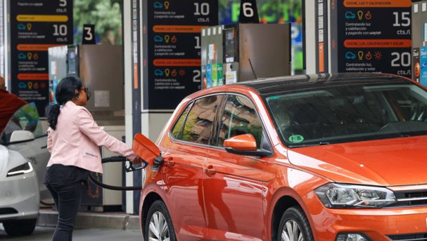 ep archivo   una mujer repostando en una gasolinera