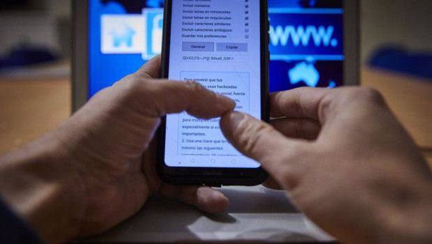 ep archivo   una persona con el movil y el ordenador encendidos en madrid espana a 9 de febrero de