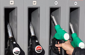 ep archivo   una persona reposta en una gasolinera a 26 de diciembre de 2024 en madrid espana 20250410142904