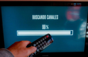 ep archivo una persona utiliza su mando de la television para buscar canales ep archivo una persona utiliza su mando de la television para buscar canales