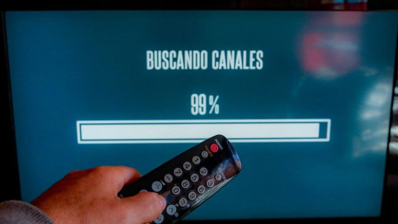 ep archivo   una persona utiliza su mando de la television para buscar canales