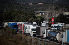 ep archivo   varios camiones circulan en la jonquera girona cataluna espana