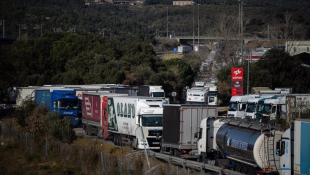 ep archivo   varios camiones circulan en la jonquera girona cataluna espana