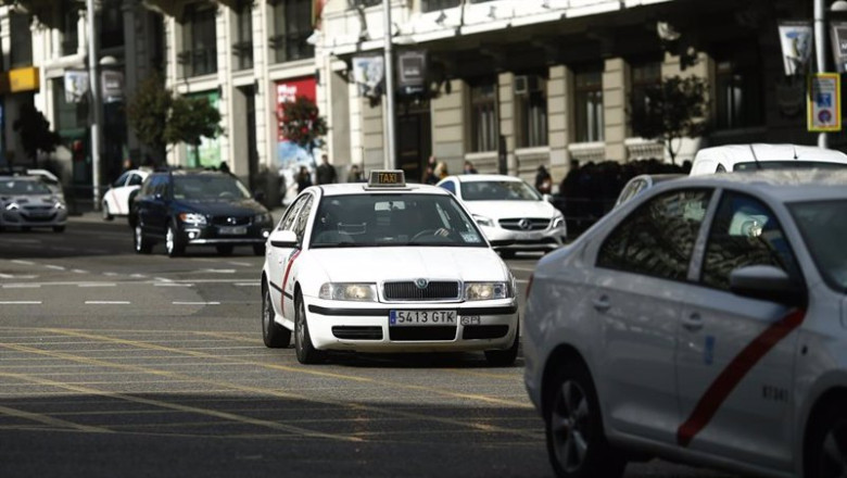 ep archivo varios taxis circulando por una calle ep archivo varios taxis circulando por una calle
