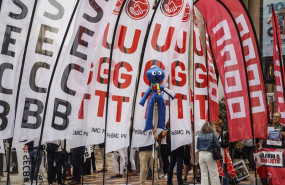 ep archivo   varios trabajadores del sector financiero se manifiestan delante de la sede de