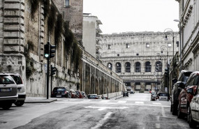 ep calles vacias en las inmediaciones del coliseo de roma