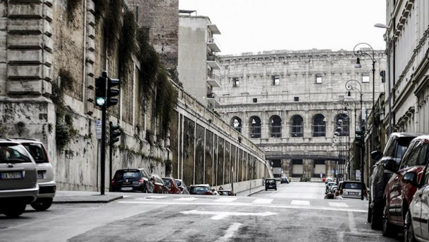 ep calles vacias en las inmediaciones del coliseo de roma