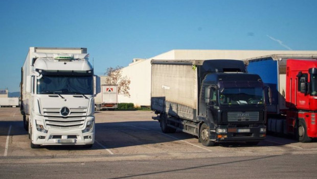 ep camiones en un area de servicio