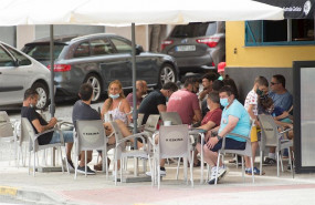 ep ciudadanos en la terraza de un bar de foz en la comarca gallega de a marina lugo