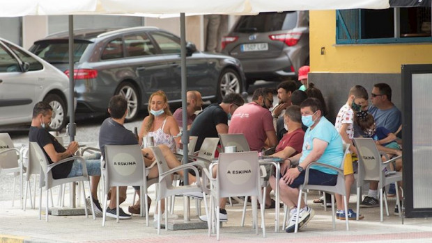 ep ciudadanos en la terraza de un bar de foz en la comarca gallega de a marina lugo