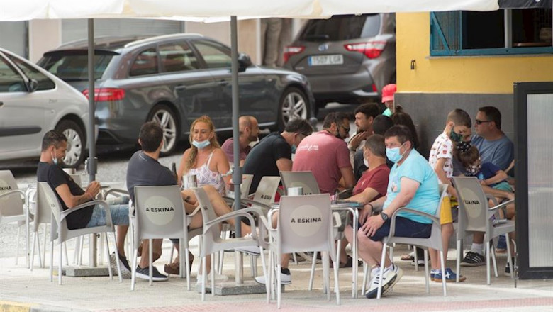 ep ciudadanos en la terraza de un bar de foz en la comarca gallega de a marina lugo