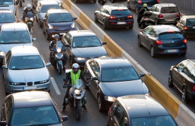ep coches y motocicletas en un atasco