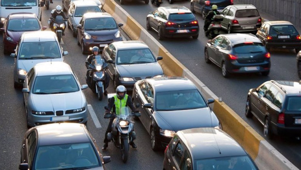ep coches y motocicletas en un atasco