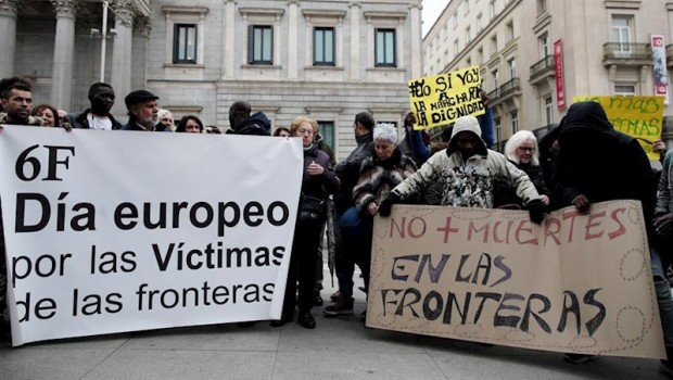 ep concentracion en memoria de los 15 inmigrantes subsaharianos que perdieron la vida en la playa