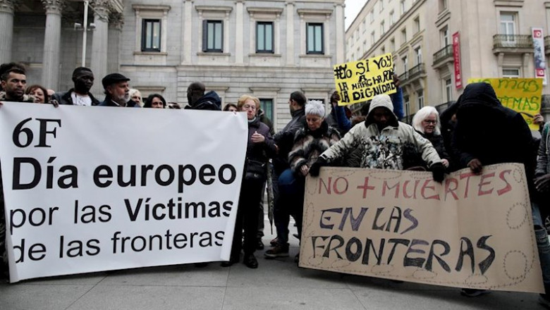 ep concentracion en memoria de los 15 inmigrantes subsaharianos que perdieron la vida en la playa