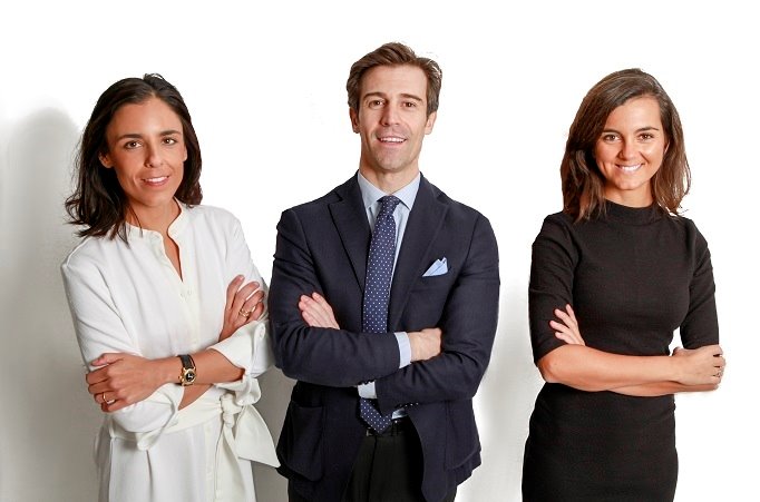 De izq. A dcha.: el equipo directivo de Ambar, Belén Bautista, Manuel Deo, y Rosa Espín. | AMBAR - Archivo ep de izq a dcha el equipo directivo de ambar belen bautista manuel deo y rosa espin