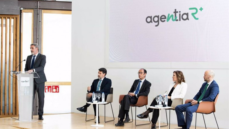 De izquierda a derecha, el viceconsejero de Vivienda de la Comunidad de Madrid, José María García; el presidente de Agentia R+, Francisco Ordóñez; la consejera delegada de Agentia R+, Eva Cuesta, y el director general de Agentia R+, David Paramio | AGENTIA R+ ep de izquierda a derecha el viceconsejero de vivienda de la comunidad de madrid jose maria garcia