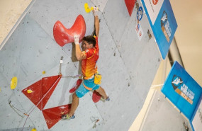 ep el escalador espanol alberto gines en plena competicion