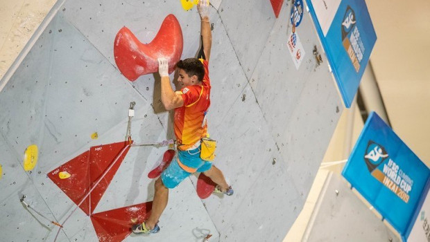 ep el escalador espanol alberto gines en plena competicion
