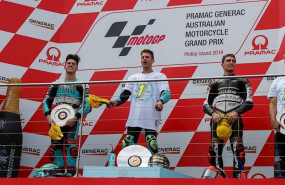 ep el piloto italiano lorenzo dalla porta campeon del mundo de moto3 en el podio junto a los