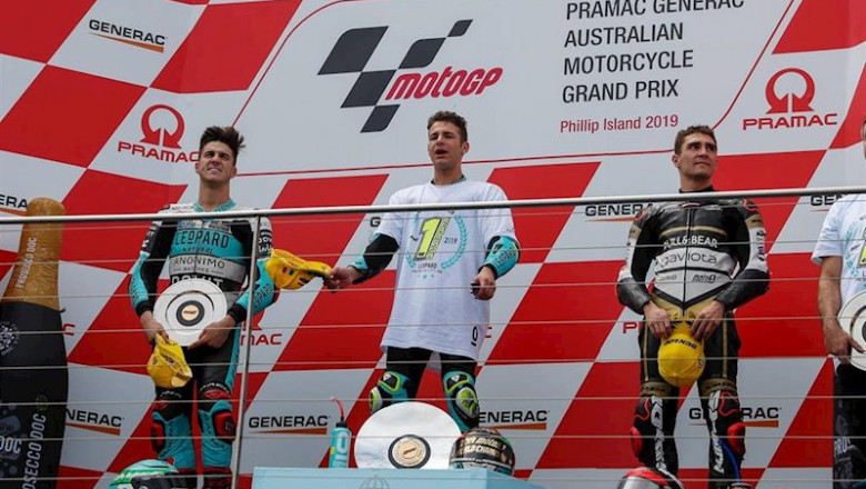 ep el piloto italiano lorenzo dalla porta campeon del mundo de moto3 en el podio junto a los