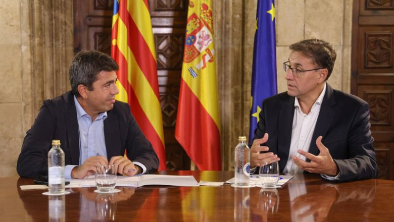 ep el president de la generalitat carlos mazon se reune con el director de la planta de la factoria ep el president de la generalitat carlos mazon se reune con el director de la planta de la factoria