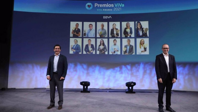 ep el presidente de bbva carlos torres y el consejero delegado de la entidad onur gen en el evento