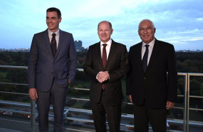 ep el presidente del gobierno pedro sanchez junto al canciller aleman olaf scholz y el primer