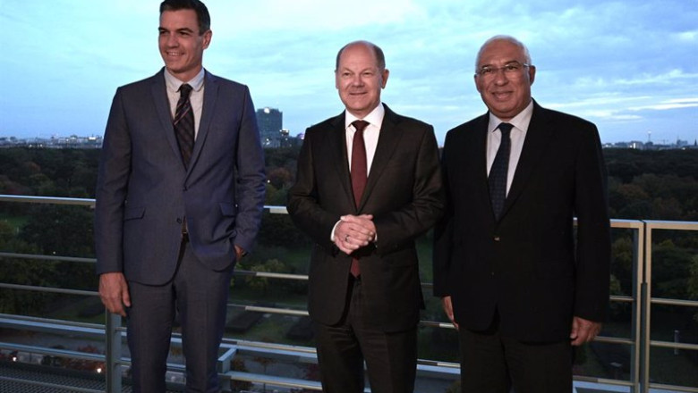 ep el presidente del gobierno pedro sanchez junto al canciller aleman olaf scholz y el primer