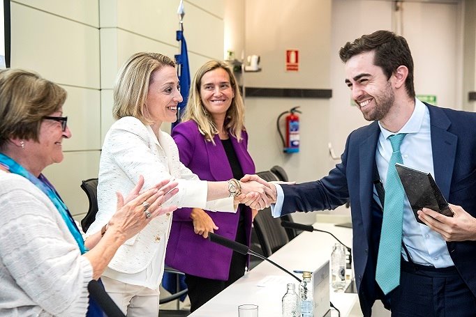 ep enrique fayos recibe el xiii premio jose maria cervello de derecho de los negocios